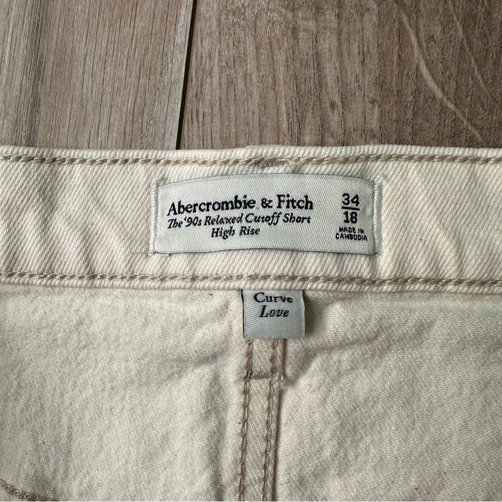 NEW Abercrombie & Fitch The 90s Relaxed Cutoff Short
High Rise size 18 cream - Picture 6 of 9